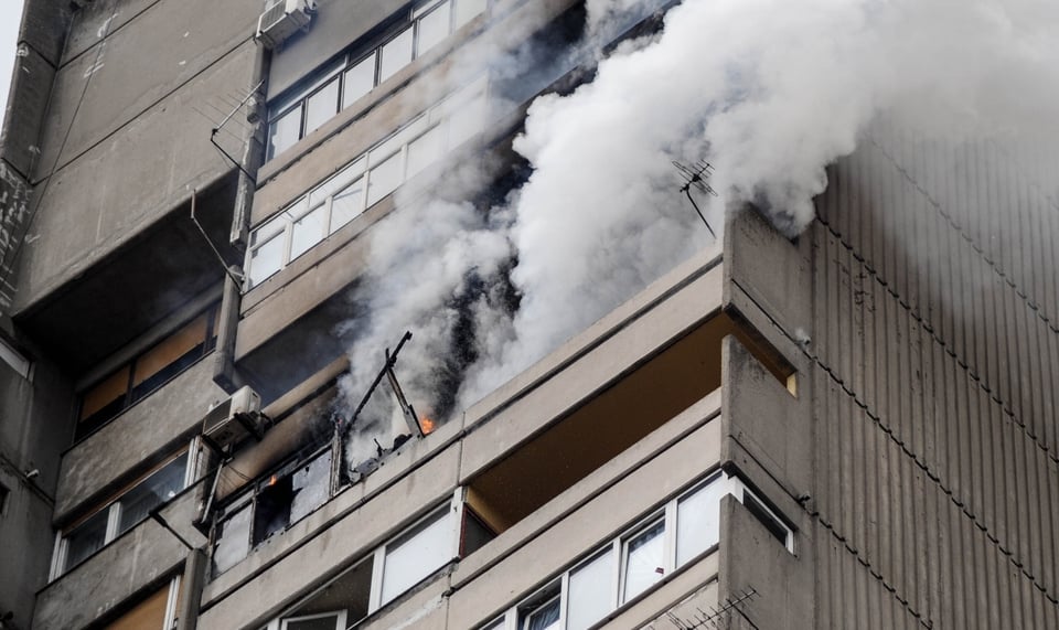 Desesperante: Mamá lanza niños desde ventana de edificio por un incendio (VIDEO)