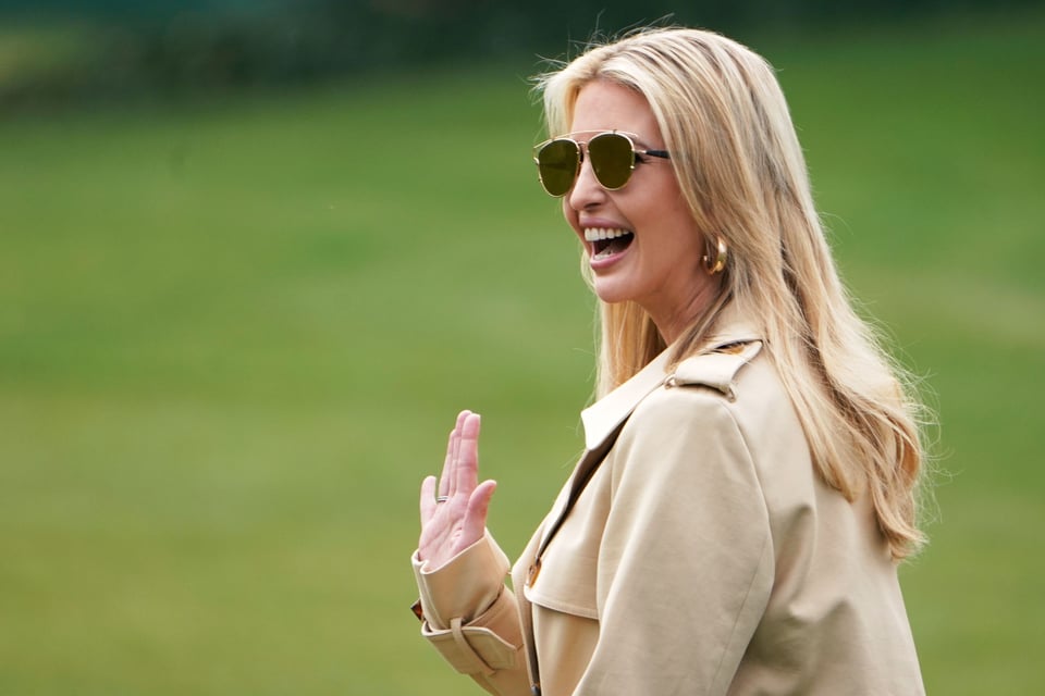 Descubren a Ivanka Trump tomando el sol junto a su esposo en playa de Miami featured image