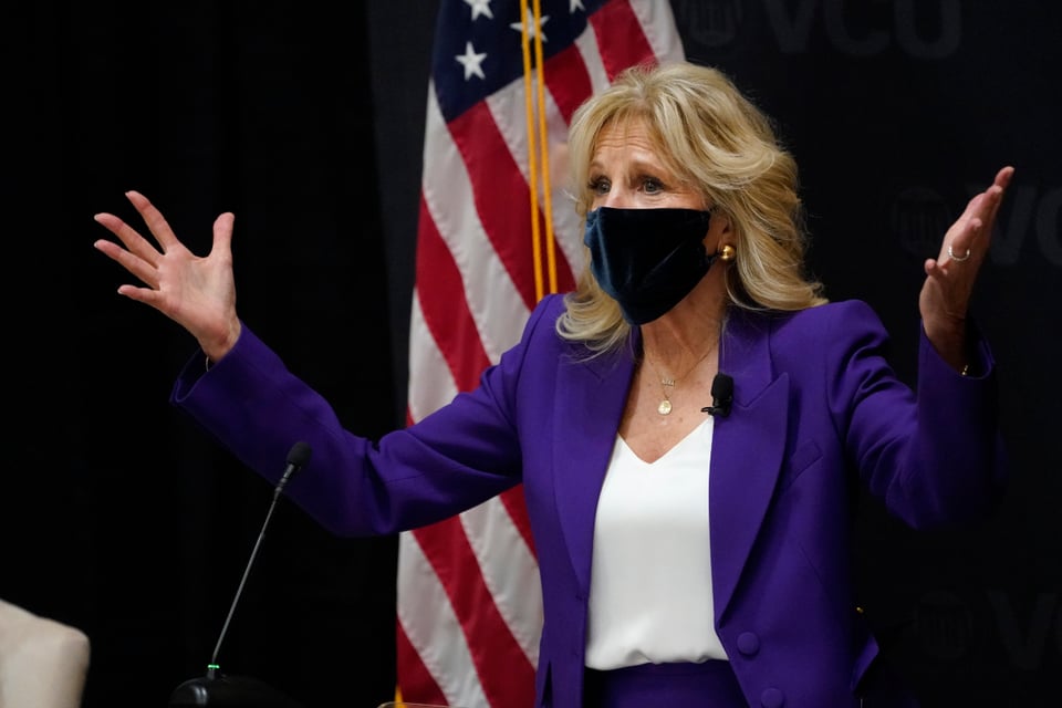 ¿Conductora de Telemundo le hace desaire a la primera dama Jill Biden?
