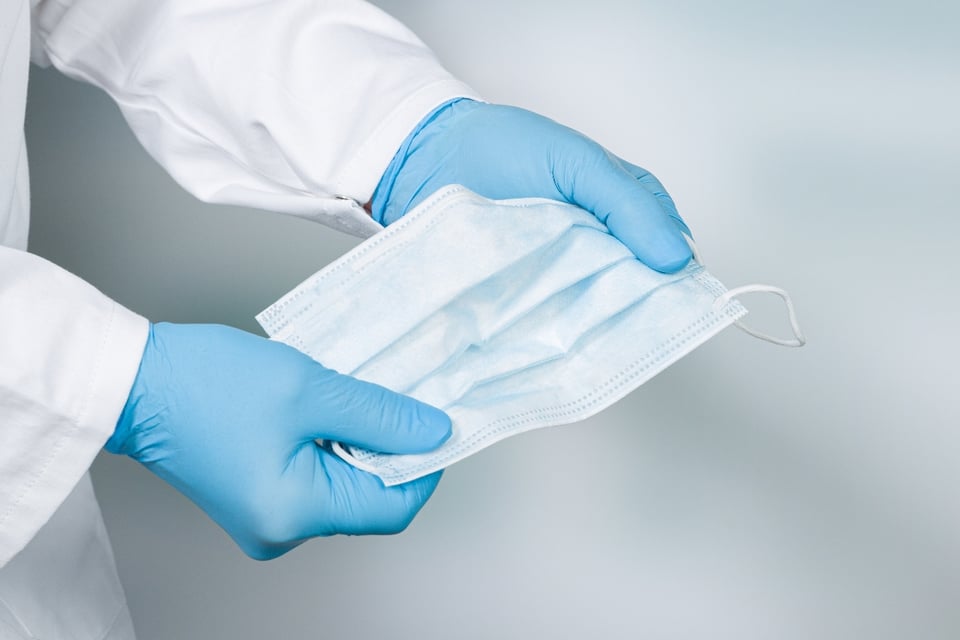 CDC: Doble mascarilla es mejor que una para frenar propagación de coronavirus