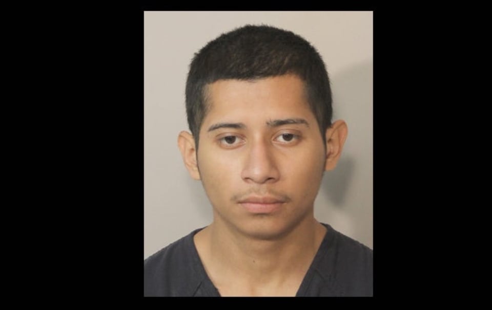 Óscar Calixto está fugitivo por un homicidio a balazos de otro joven