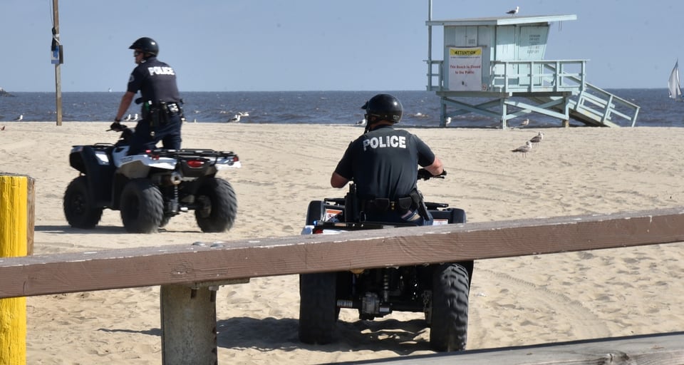 Hombre intenta enterrar viva a su esposa en playa de Coronado, California (FOTO)