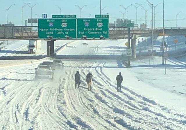 En Texas millones de personas no tienen agua ni electricidad