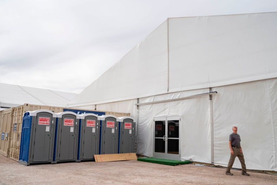 Gobierno de Biden abre otra ciudad de tiendas de campaña para detener inmigrantes