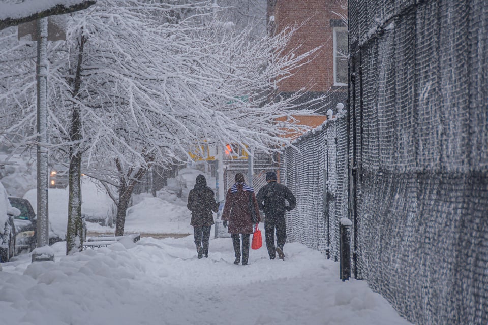 Al menos 14 muertes y más de la mitad de EE.UU. bajo nieve por intensa tormenta invernal