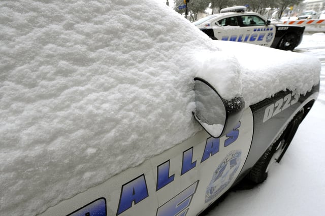 Las increíbles imágenes de autos completamente congelados tras intensa tormenta en Texas