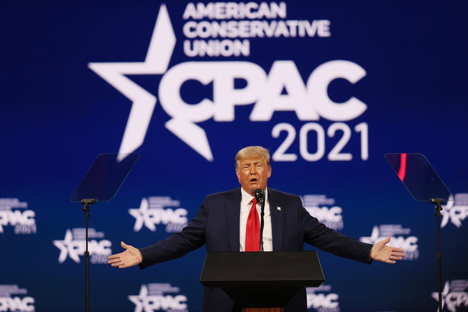 Trump lanza advertencia en su primera aparición pública desde que dejó la Casa Blanca