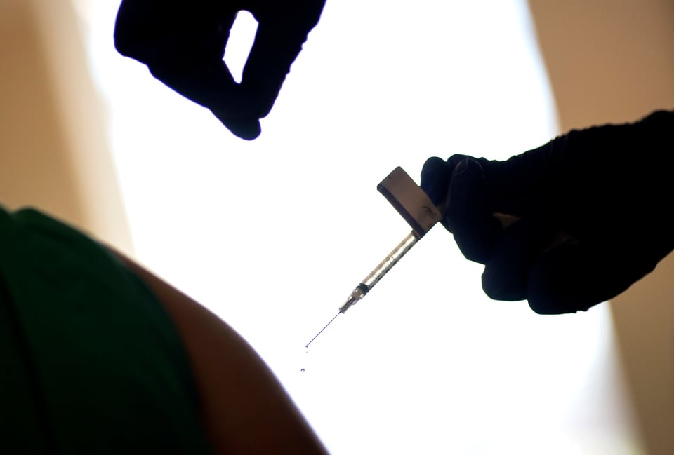 Mujeres se disfrazan de abuelas para intentar recibir vacuna contra coronavirus
