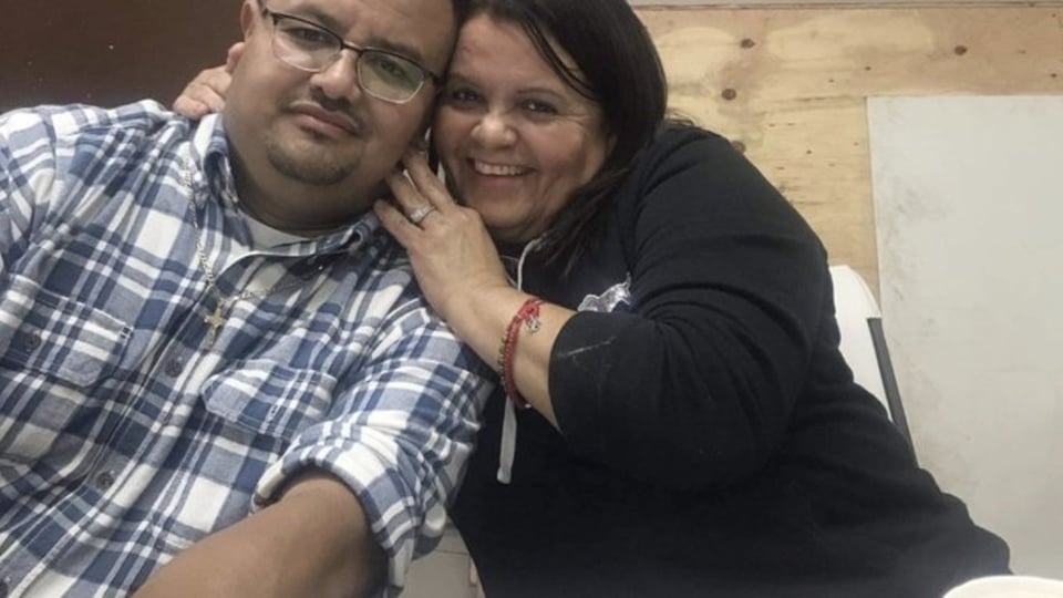 Mexicano vetado por error obtiene visa para asistir a funeral de su esposa