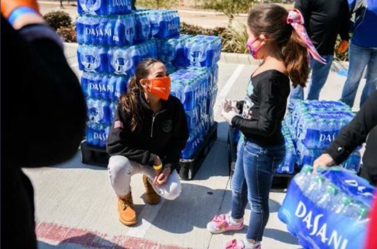 Ocasio Cortez recauda dinero y entrega $4 millones a damnificados de la tormenta en Texas
