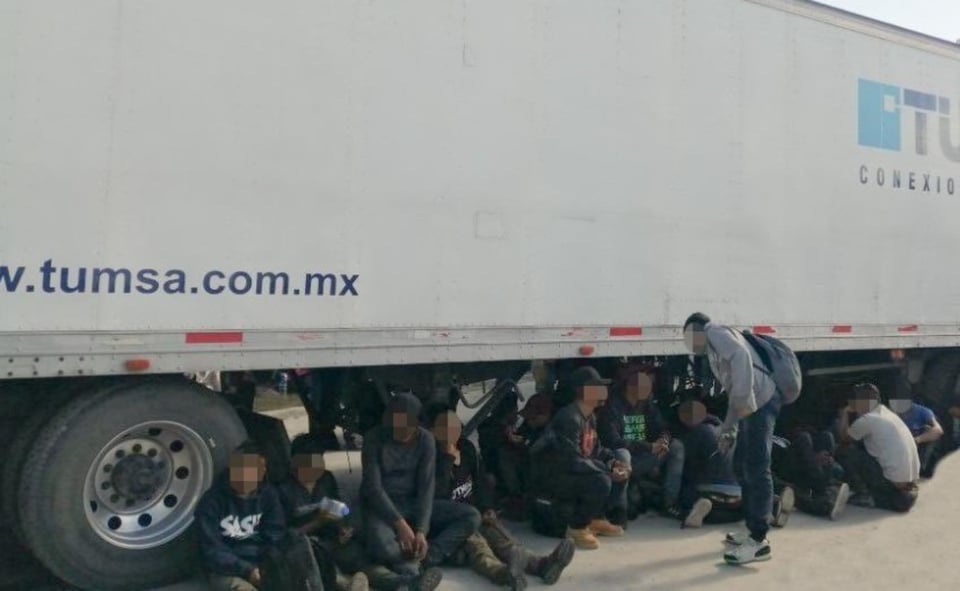 Autoridades rescatan a 233 inmigrantes abandonados en un camión en México