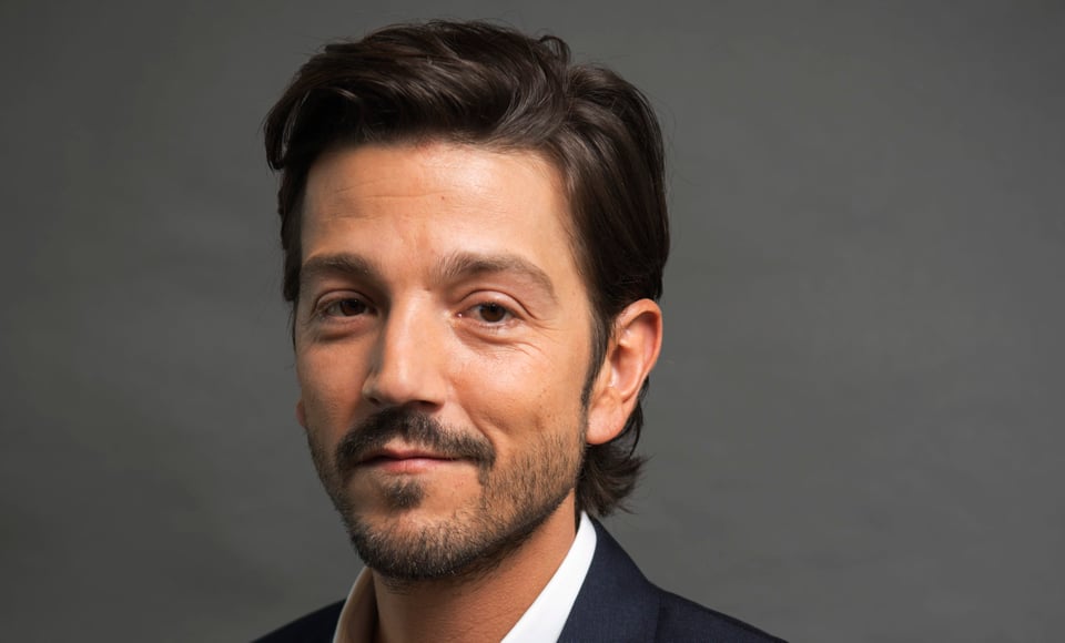 En esta foto del 4 de diciembre del 2016, Diego Luna, quien interpreta al capitán Cassian Andor en "Rogue One: Una historia de Star Wars", posa para un retrato en San Francisco. (Foto por Peter Barreras/Invisión/AP)