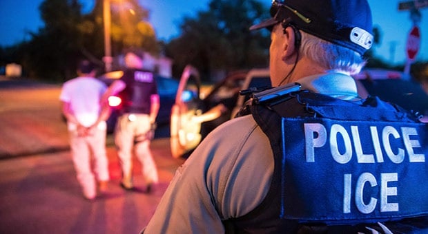 ICE abre investigación sobre accidente en California que dejó 15 muertos y sospecha de «contrabando de personas»