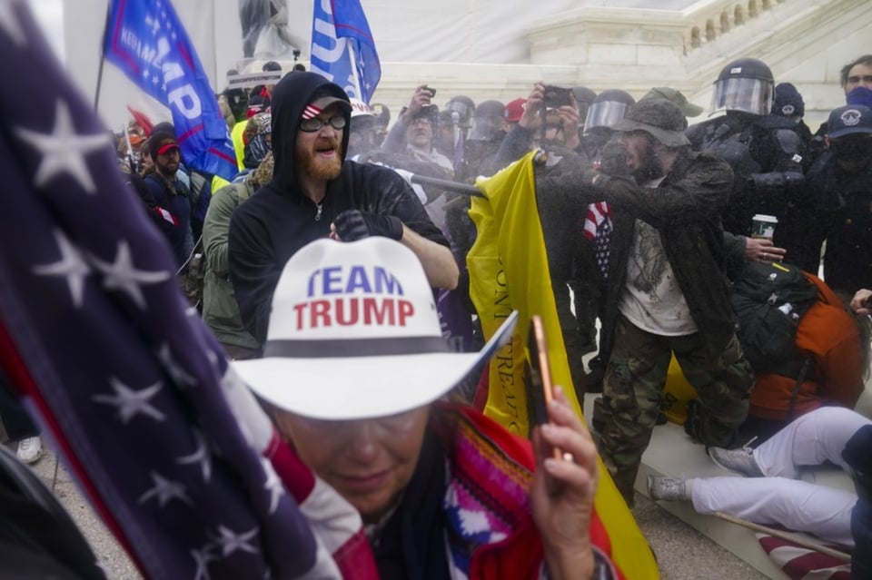 Senado vota a favor de que continúe el juicio de Trump