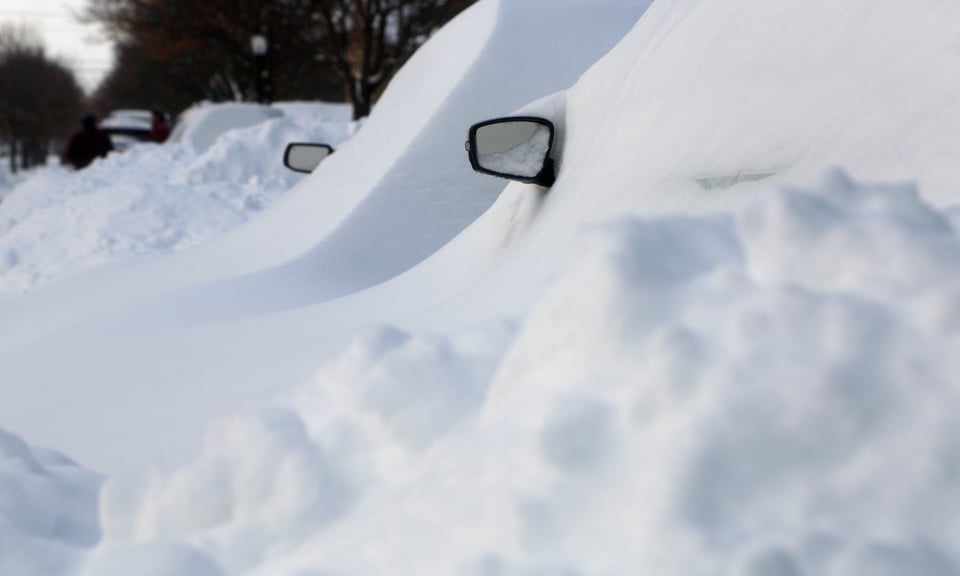 Mujer es rescatada luego de quedar atrapada 5 días en un auto bajo la nieve