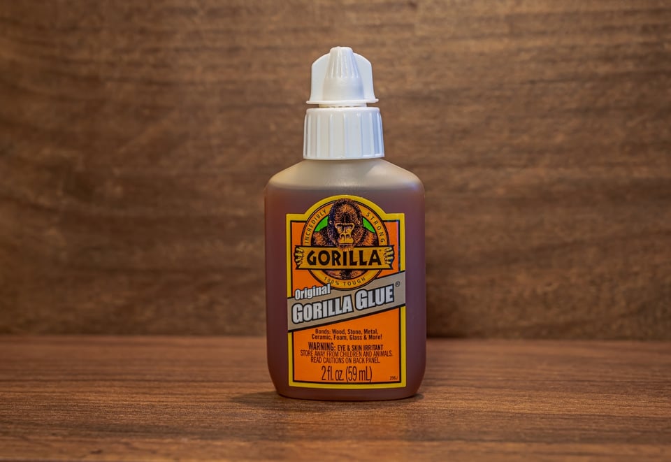 Mujer usa pegamento industrial Gorilla Glue en su cabello featured image