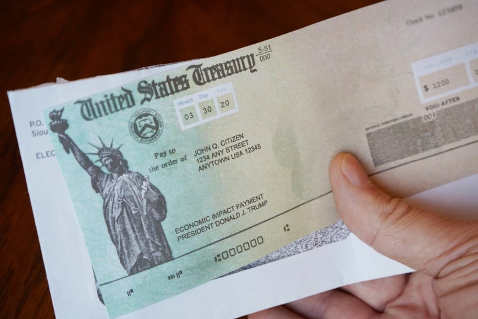 Envío del cheque de $1,400 podría tardar por disputa por aumento del salario mínimo featured image