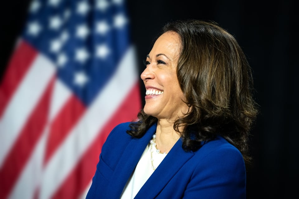 Captan a Kamala Harris ejercitándose en la vía pública, pero su guardaespaldas le ‘robó la atención’ (VIDEO)