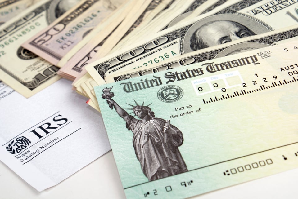 IRS informó erróneamente a 100 mil personas que no recibirían su cheque de estímulo