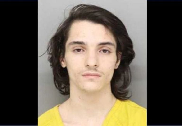 Acusan a joven de violar a una adolescente y vivir debajo de su cama tres semanas