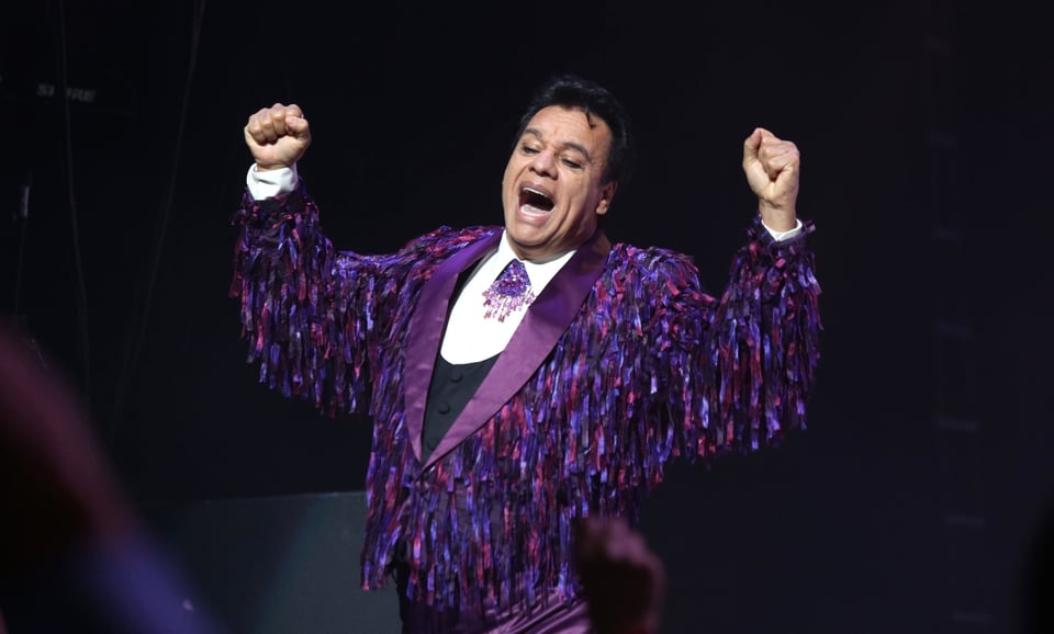 ¡Estafan! Joven recibe billete falso y descubre la cara de Juan Gabriel en él (VIDEO)