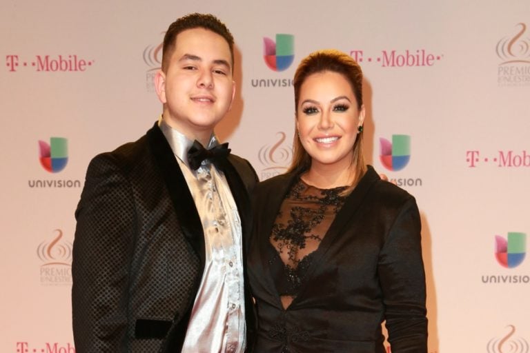 Johnny Rivera, hermano de Chiquis, se «avergüenza» de su familia