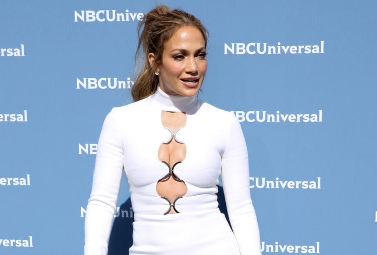 ¡Otra más! JLo se une a la nueva tendencia y aparece desde la tina de baño (FOTO) featured image