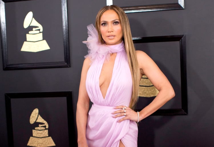 ¡Con las piernas abiertas! JLo aparece por demás provocativa en la cama y en bata (FOTO)