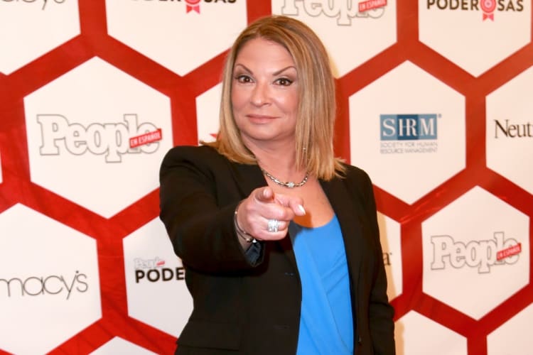 La Dra Ana María Polo presume sus encantos con vestido escotado