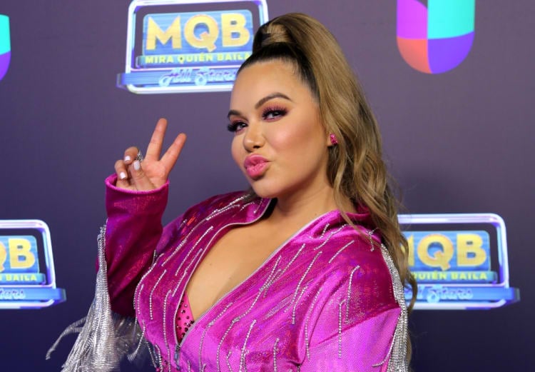 Con el brasier de fuera y la blusa abierta Chiquis Rivera aparece muy sexy  (FOTO)