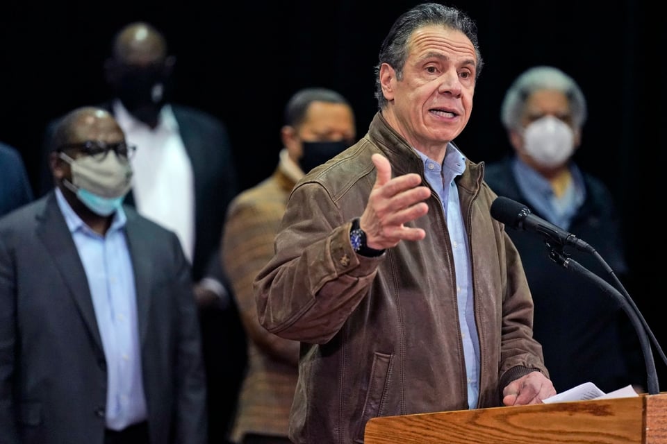 Resurge video de Andrew Cuomo, le pide a reportera «comerse toda la salchicha»
