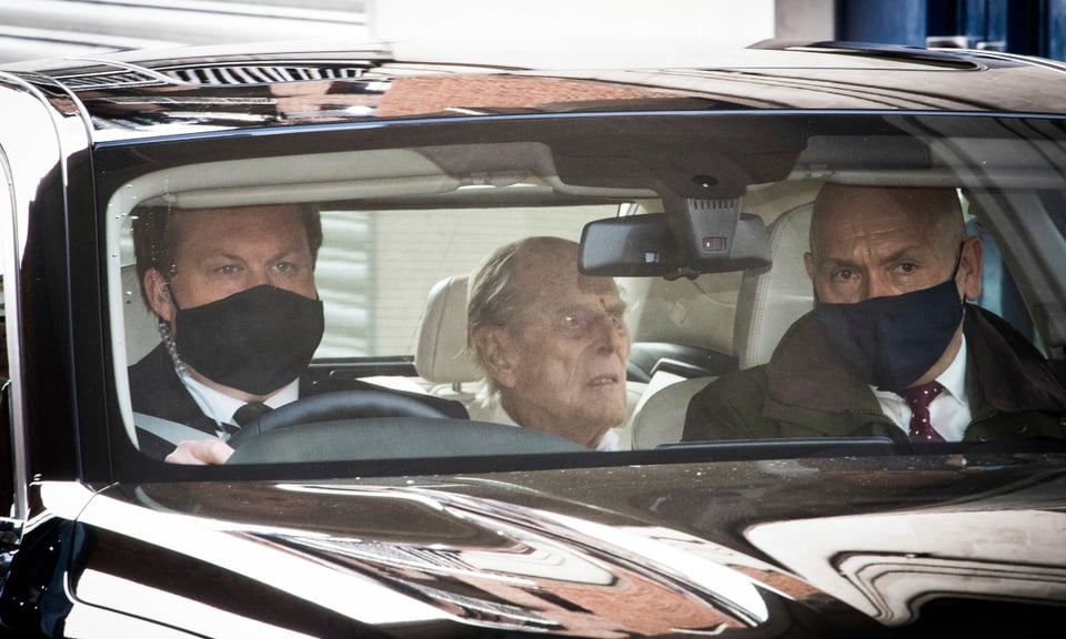 Dan de alta al esposo de la reina Isabel II, pero preocupan fotos dónde luce demacrado featured image