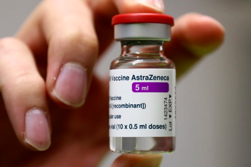 EE.UU. acusa a AstraZeneca de usar «información desactualizada» de vacuna