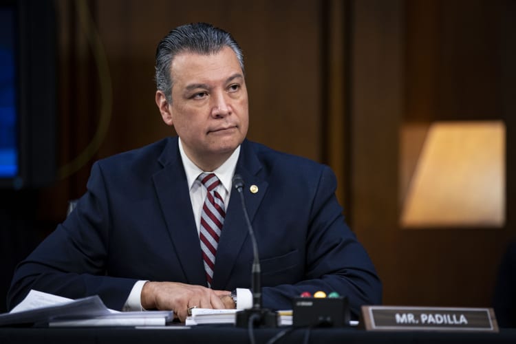 ¡Papeles a trabajadores! Senador Alex Padilla presenta propuesta de ley featured image