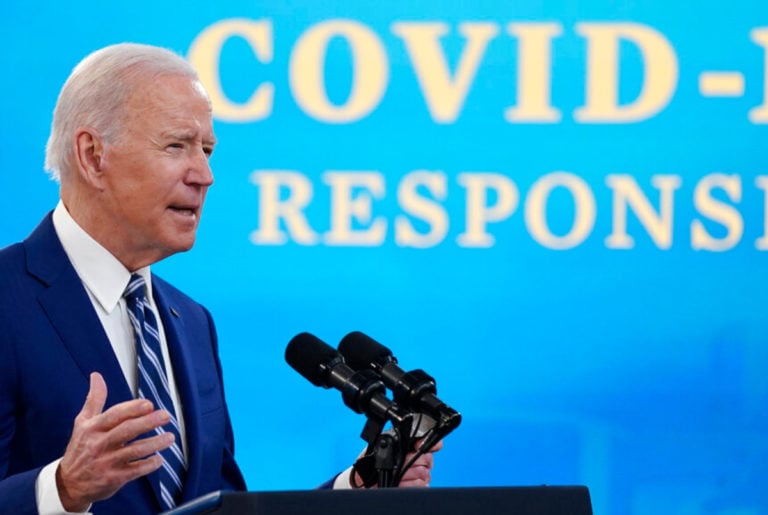 Biden pide que se restablezca la orden de uso de mascarillas en los estados