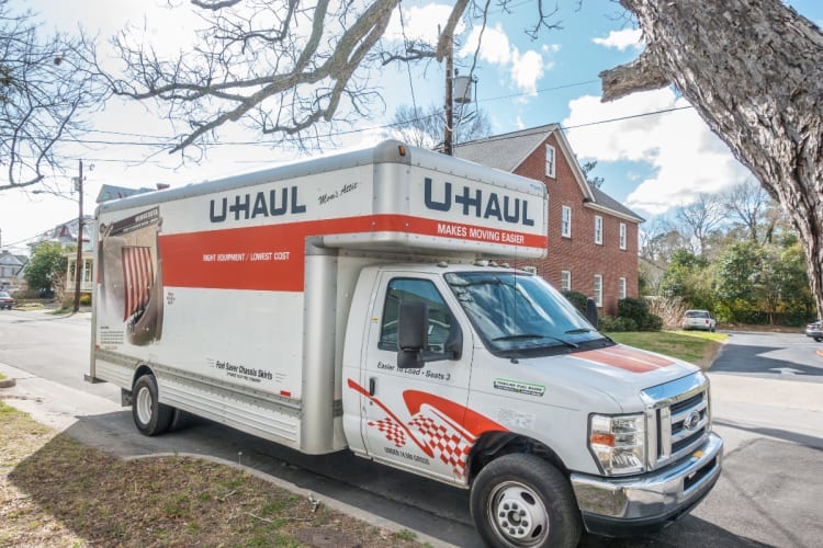 Roban camión de U-Haul con urna que contiene cenizas de bebé y ahora familia clama por ella