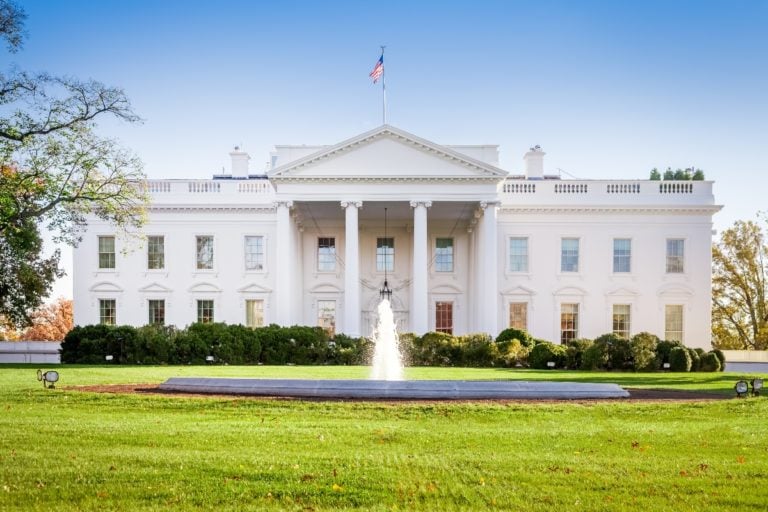 Casa Blanca hace advertencia a padres de niños inmigrantes por caso de menores arrojadas desde muro fronterizo (VIDEO)