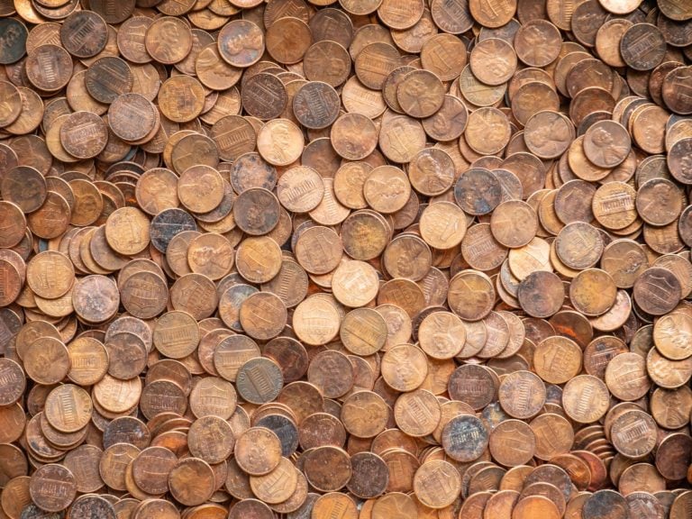 En lugar de cheque recibe carretilla llena de monedas (FOTOS)