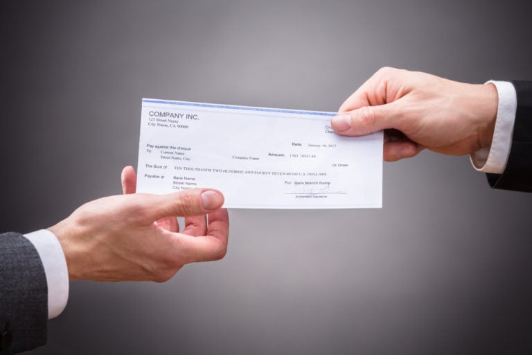 ¡Atención a los cambios! Muestran cómo lucen el cheque de papel y la tarjeta EIP del IRS
