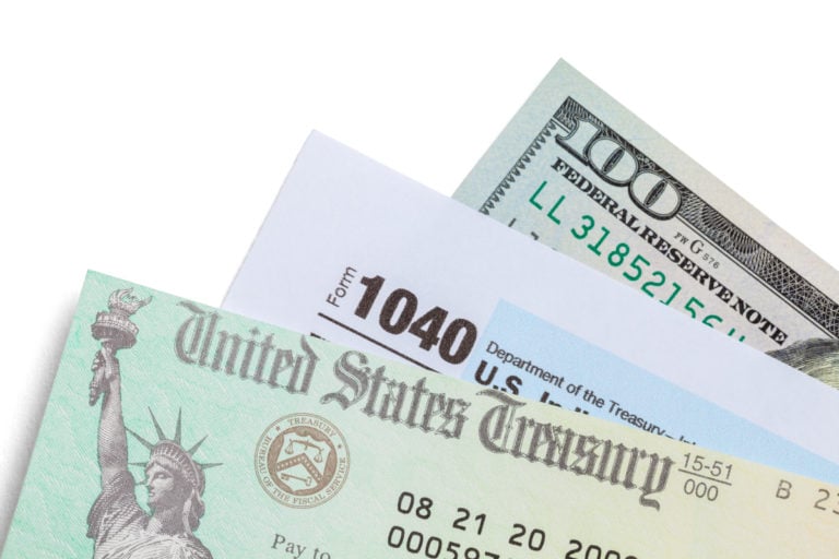 Revelan las razones por las que el IRS está enviando menos dinero en el tercer cheque
