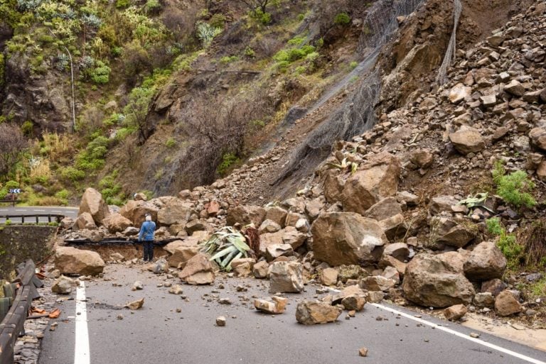 Conductor sobrevive luego que roca aplasta su vehículo (FOTO)