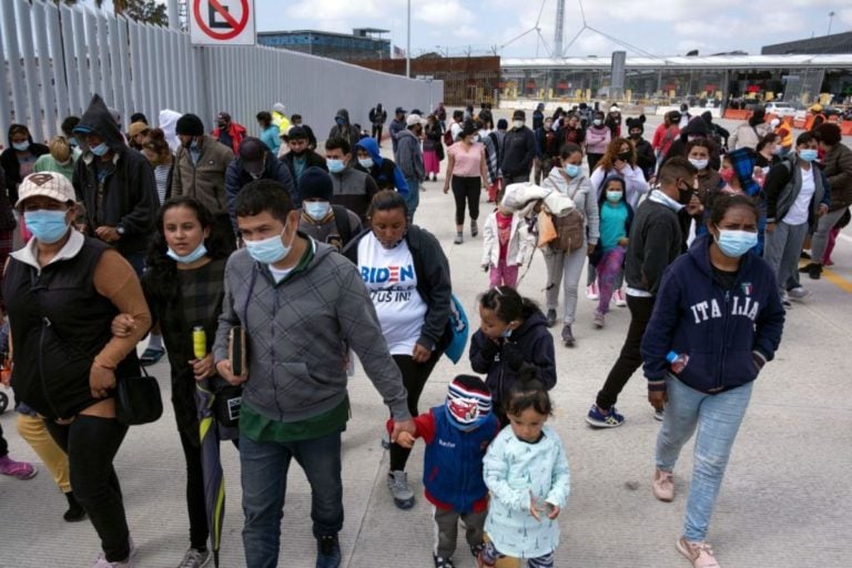 Conoce quiénes no son elegibles en las propuestas migratorias republicana y demócrata