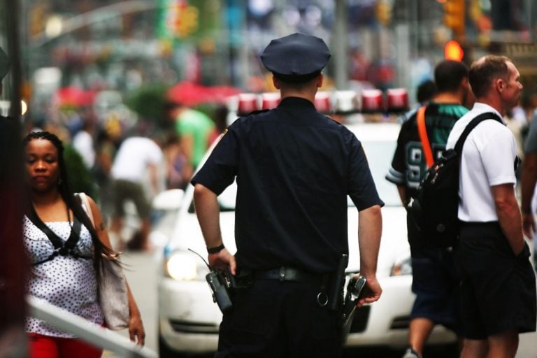 Hombre patea y pisotea a asiática frente a guardias que no hacen nada por defenderla