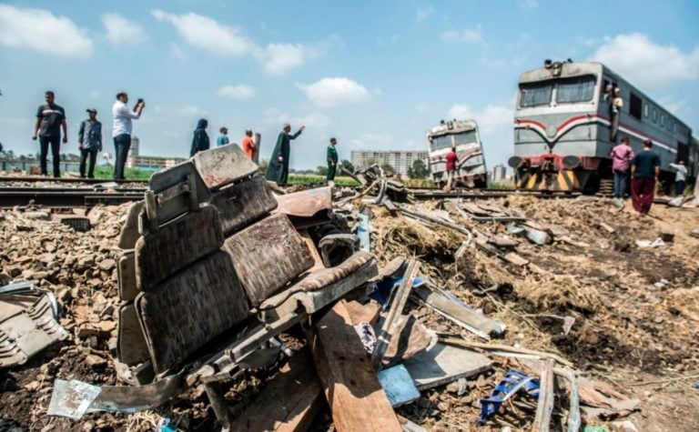Al menos 32 muertos en dramático choque de trenes en Egipto (Video)