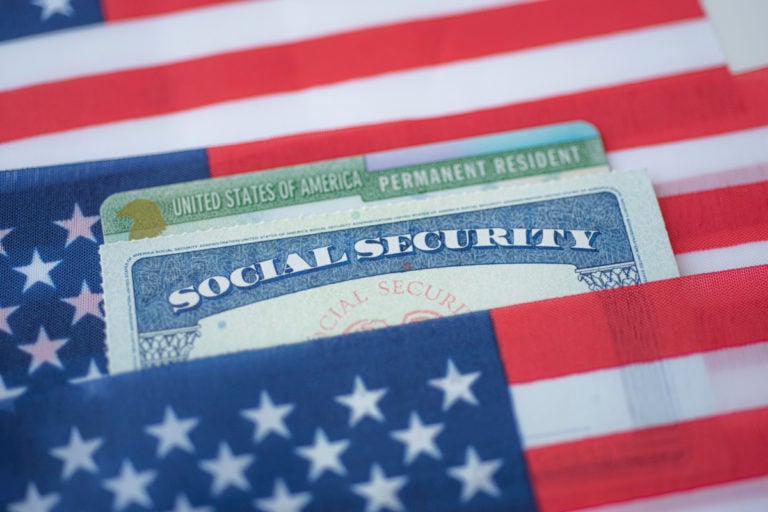 Inmigrantes aún deberán demostrar no ser «carga pública» para green card