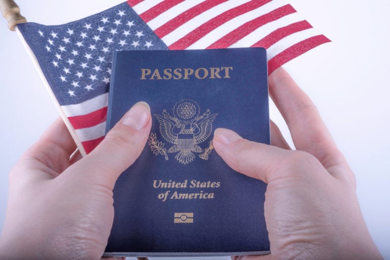 ¿Papeles para inmigrantes que lleven cinco años en Estados Unidos? Representante presenta reforma