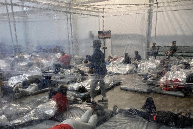 Alcalde en Arizona declara estado de emergencia ante liberación de migrantes