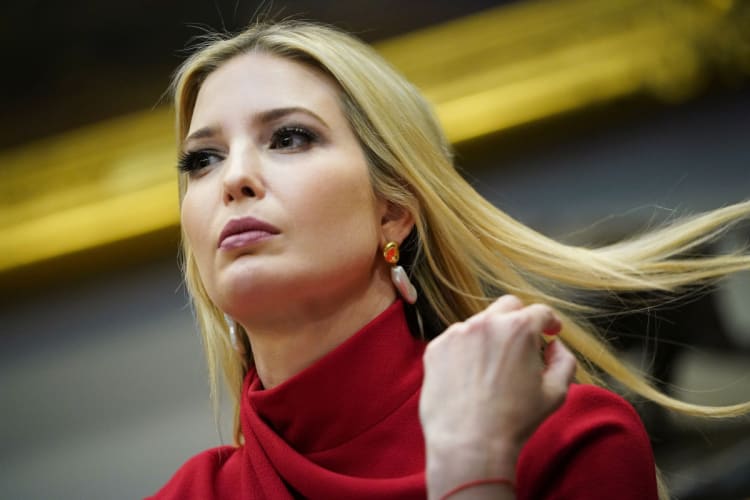 ¡Se quita la ropa! Ivanka Trump es captada con diminuto bikini desde lujoso yate saltando al mar (FOTOS)