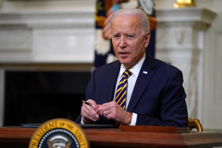 ¡De luto! Biden expresa su pesar por policías atacados en el Capitolio