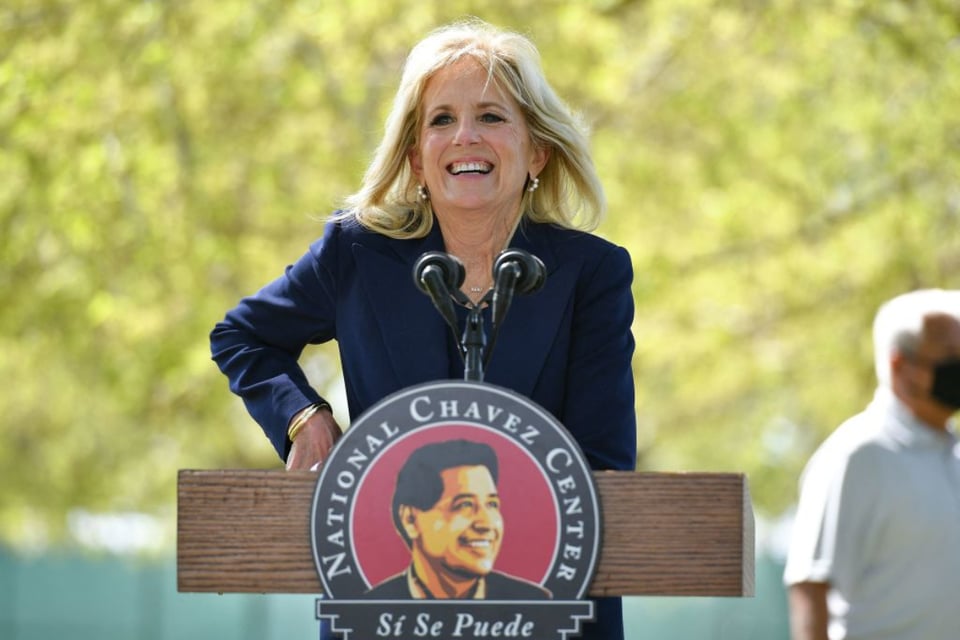 Jennifer López aparece con un atuendo muy similar al de Jill Biden y Jomari Goyso la pone al descubierto (FOTOS) featured image